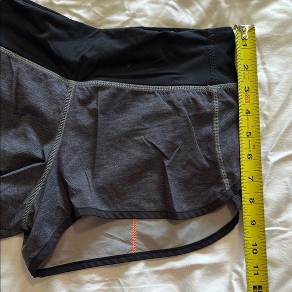 Lululemon Mid-Rise Speed-Up Lined Shorts - Picture 4 of 5